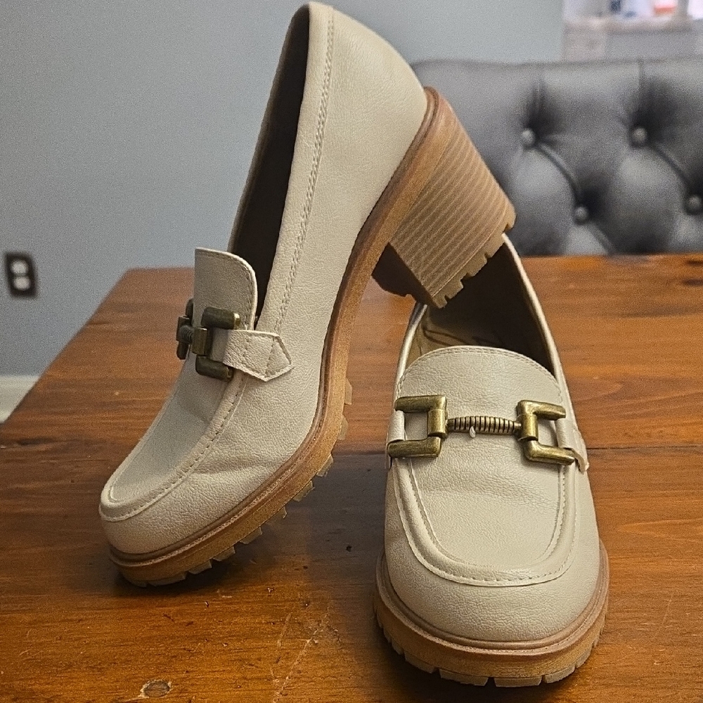 Elegant Cream Loafers with Gold Accent